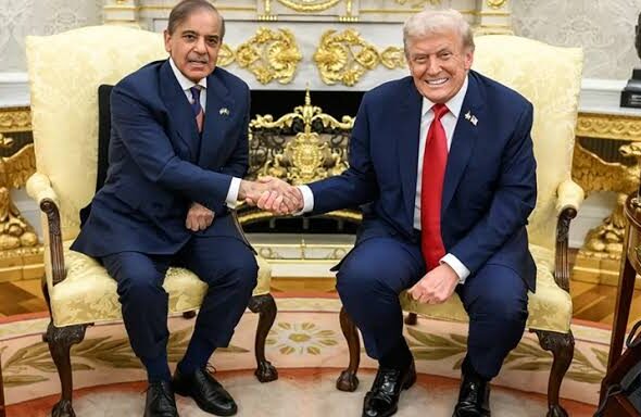 U.S. and Pakistani officials meet in the Oval Office during talks on minerals and bilateral relations.