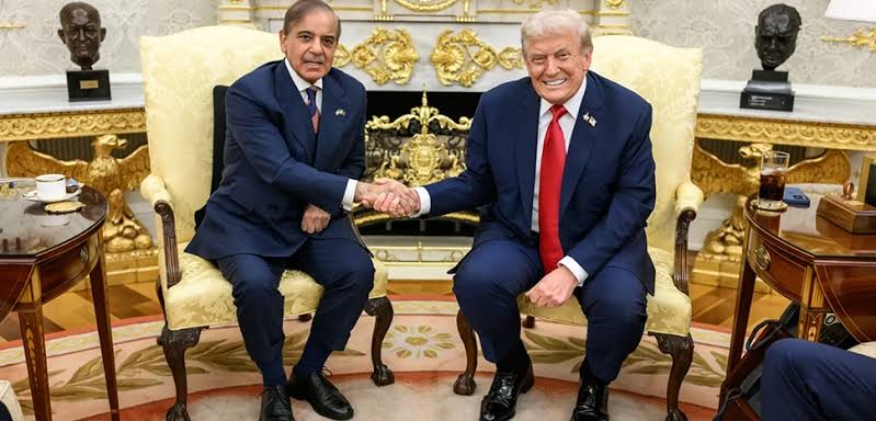 U.S. and Pakistani officials meet in the Oval Office during talks on minerals and bilateral relations.